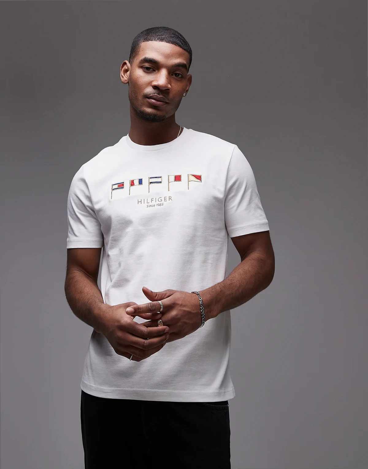 – Biały T-shirt z piki z nadrukiem logo z flagami