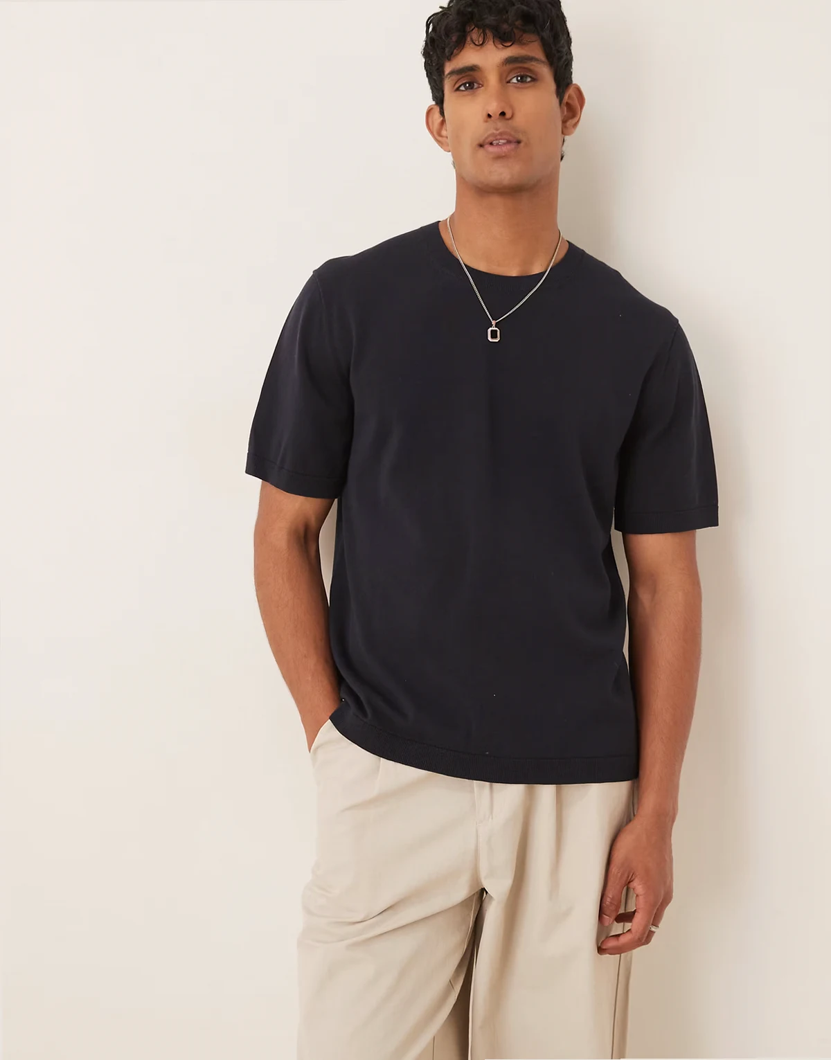 – Gestricktes T-Shirt in Marineblau