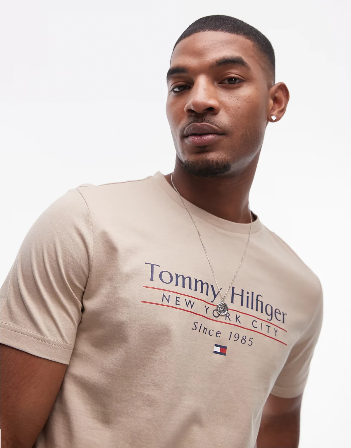 – Beżowy T-shirt z logo na środku