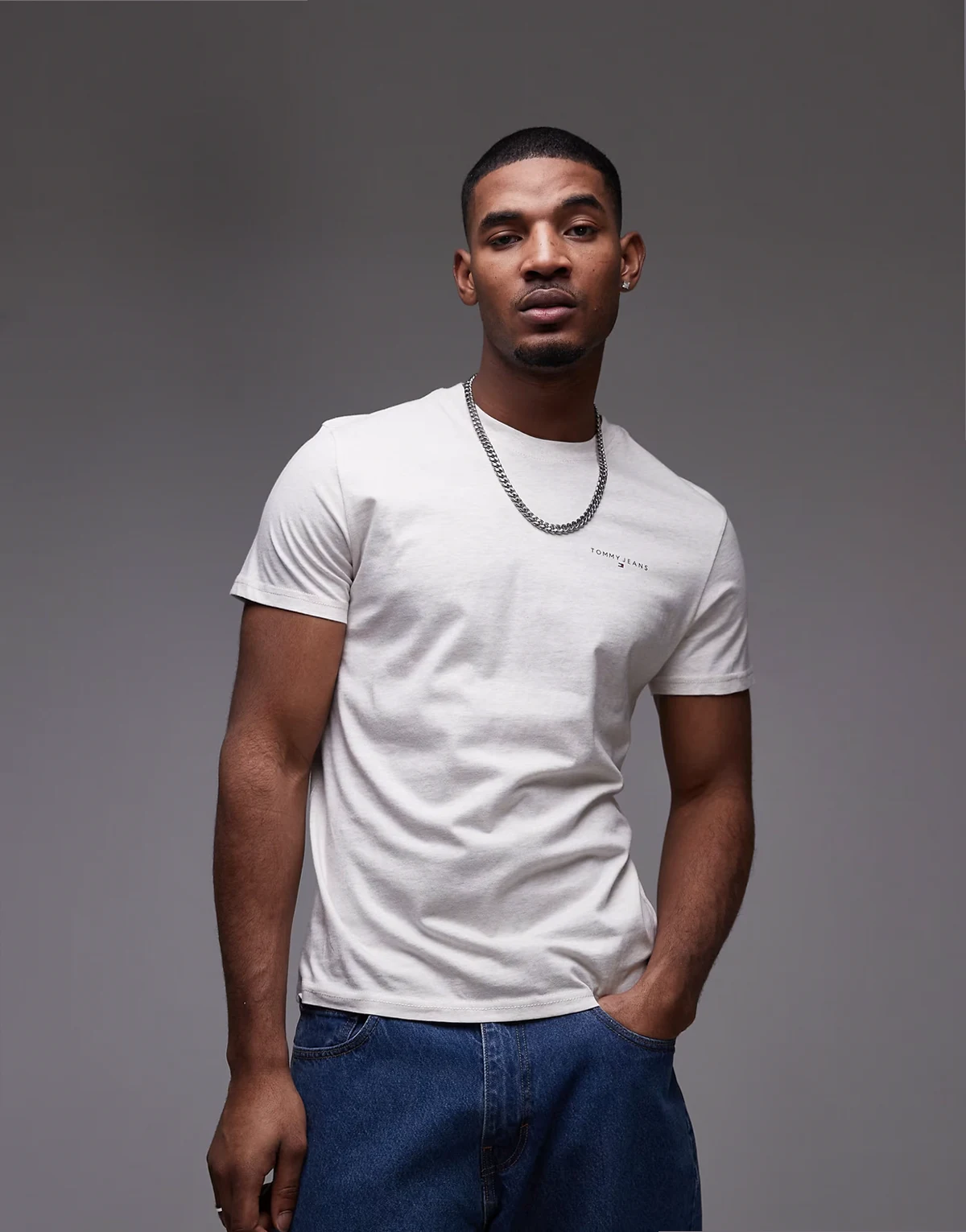 – T-Shirt in Haferbeige mit kleinem Logo auf der Brust