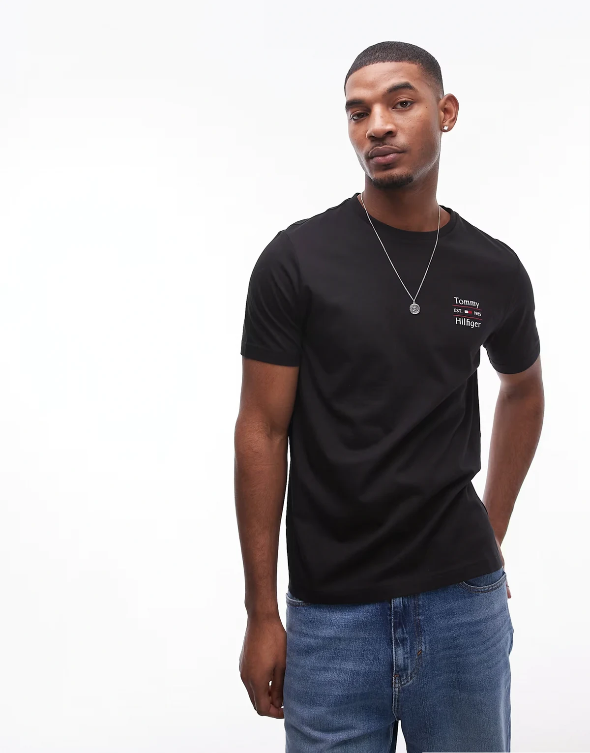 – Czarny T-shirt z logo