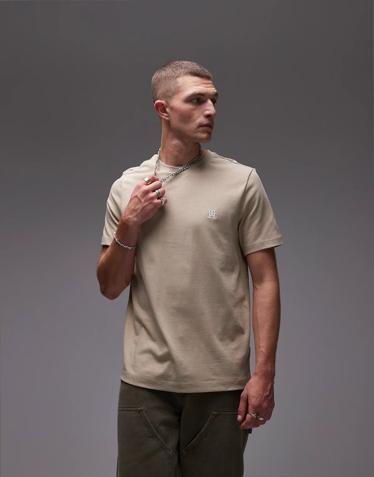 – Beżowy T-shirt z logo z monogramem