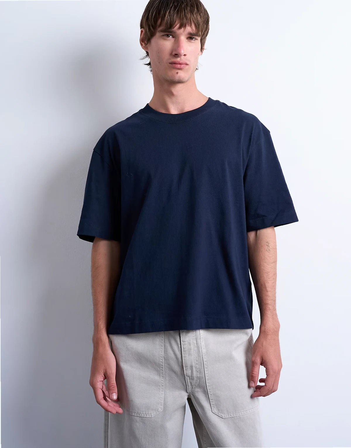– Granatowy T-shirt o krótkim kroju