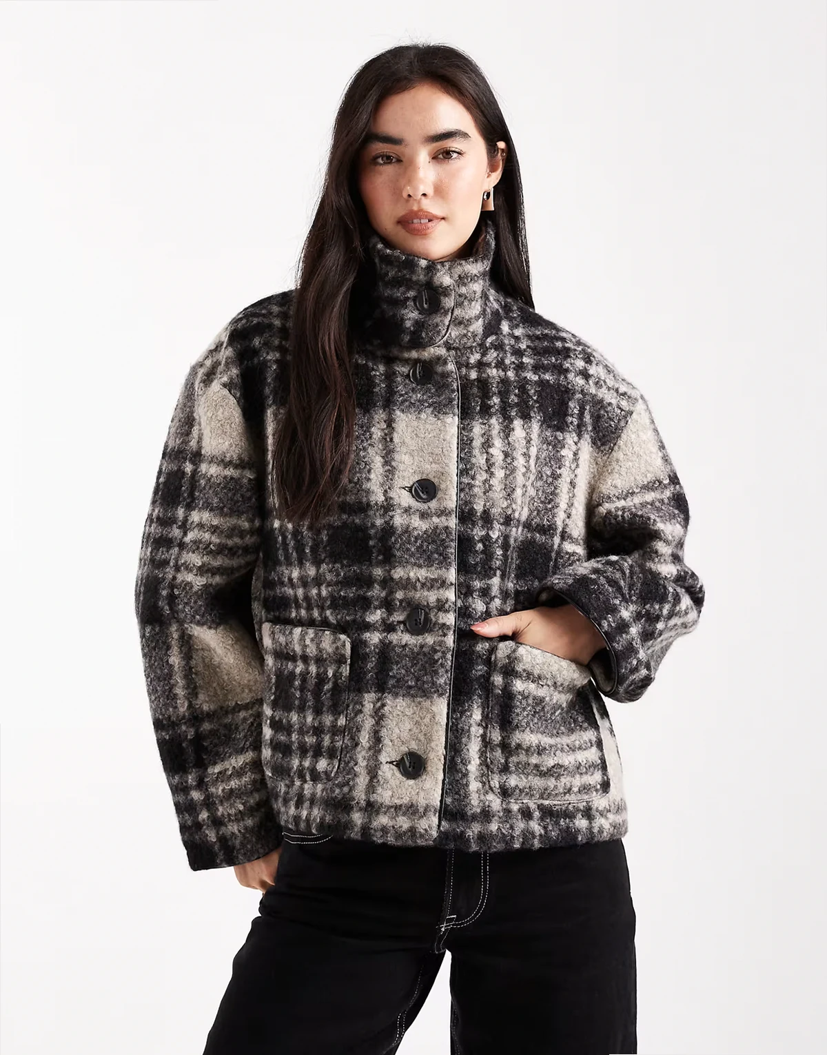 – Czarno-biała krótka kurtka w kratkę