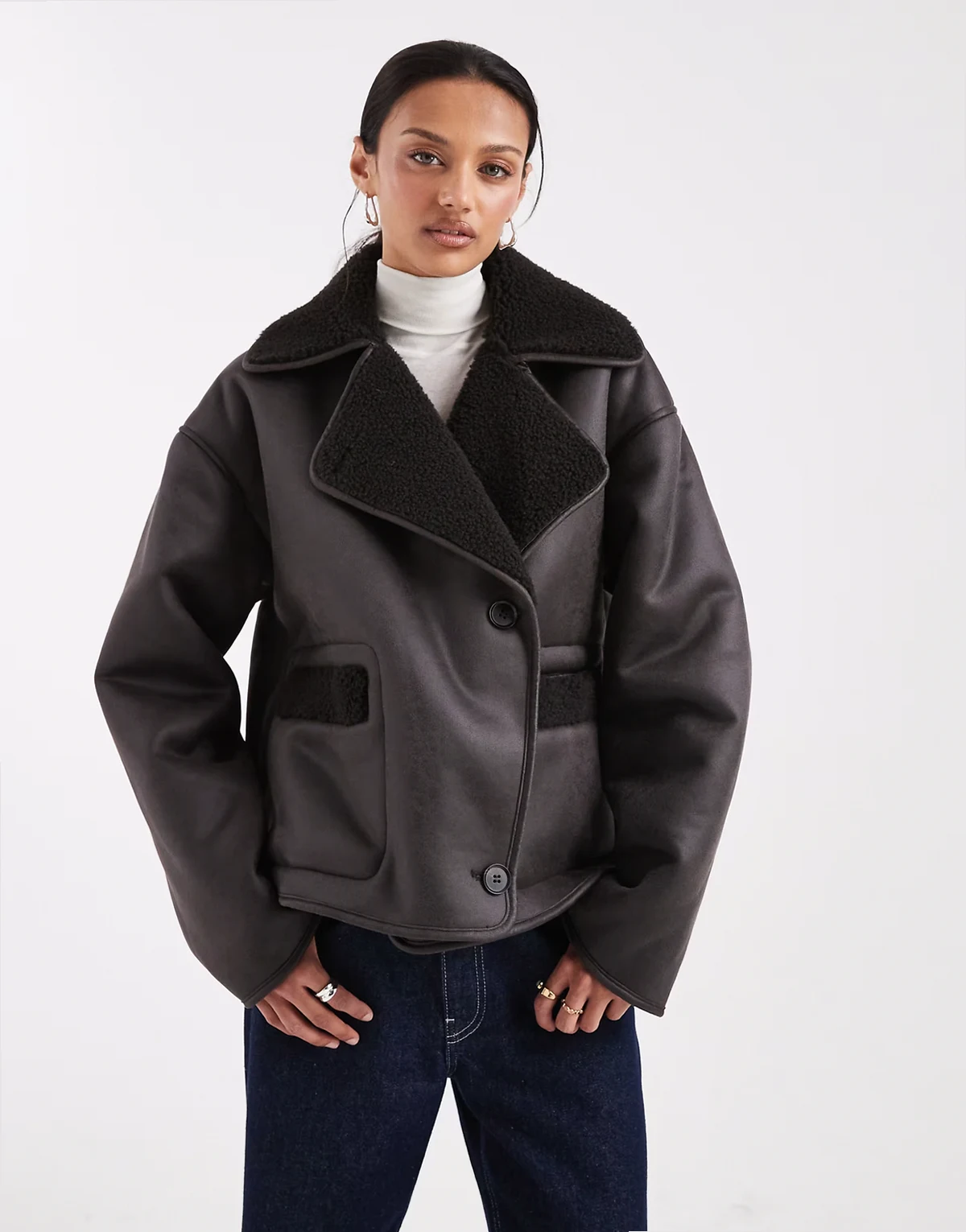 – Czekoladowa kurtka ze sztucznym kożuszkiem