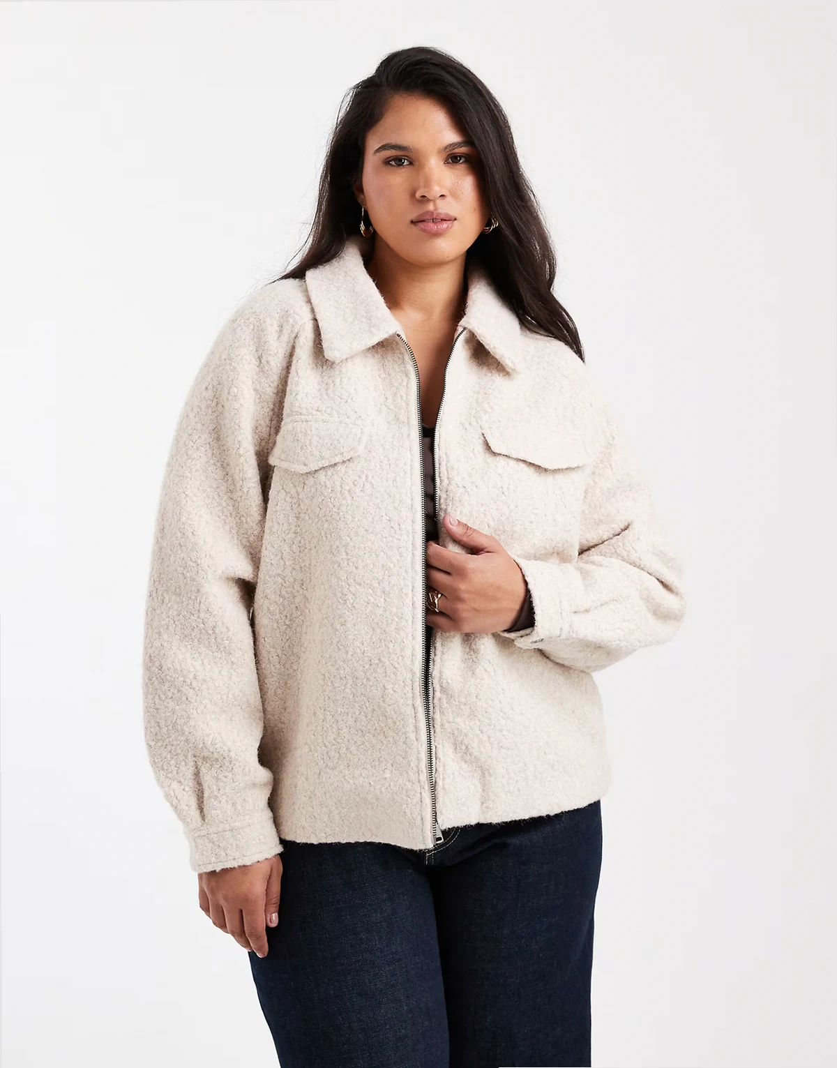 – Kamiennobeżowa zapinana na zamek kurtka z dzianiny boucle