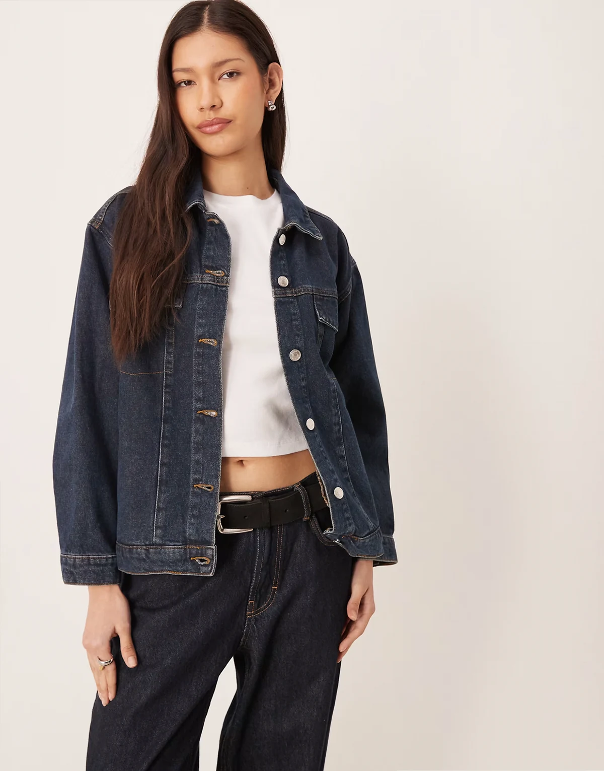 – Niebieska kurtka jeansowa oversize w kowbojskim stylu z cieniowaniem