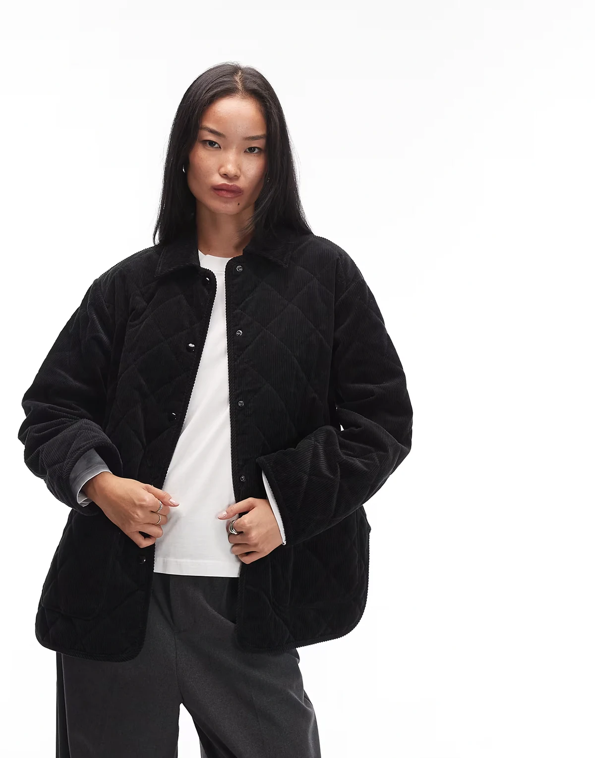 – Oversize-Steppjacke in Schwarz aus Cord mit Kontrastkragen