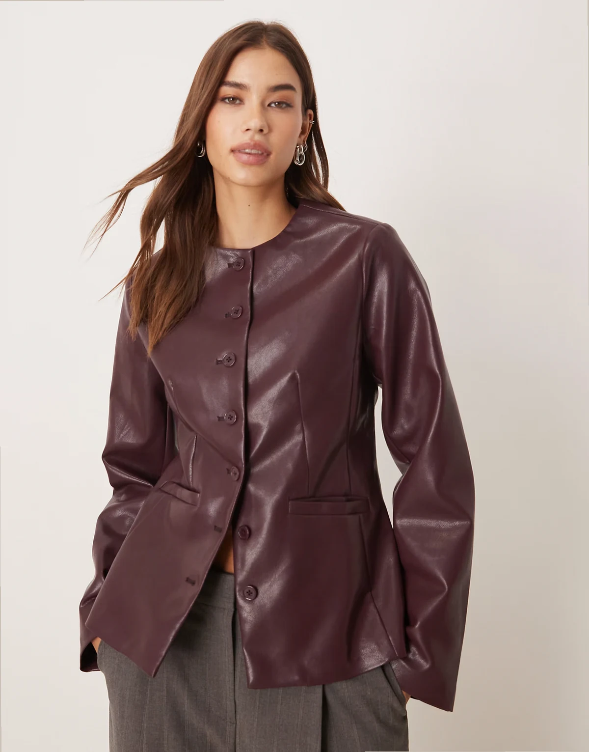 – Geformter Blazer aus Kunstleder in Burgunderrot