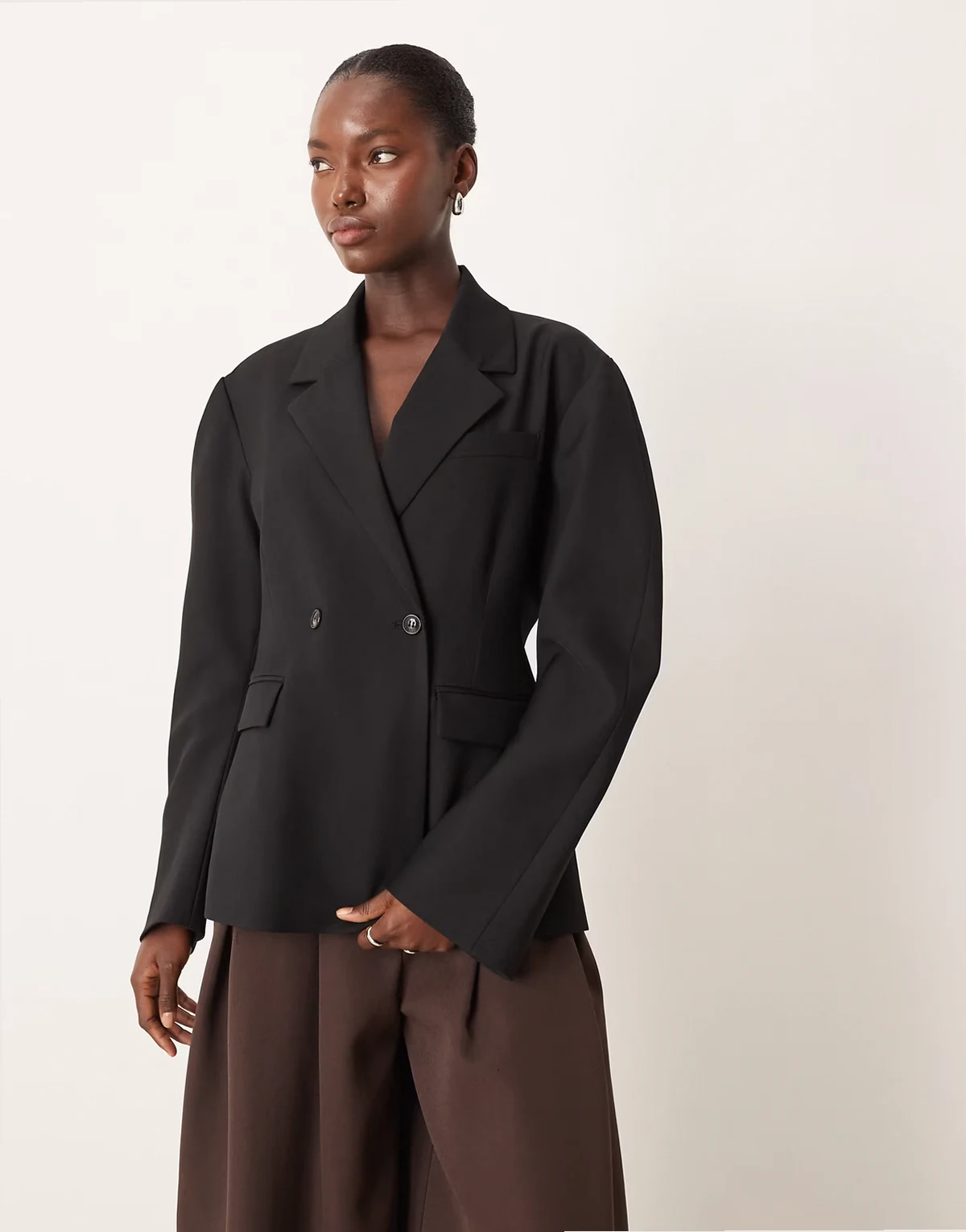 – Geformter Blazer in Schwarz