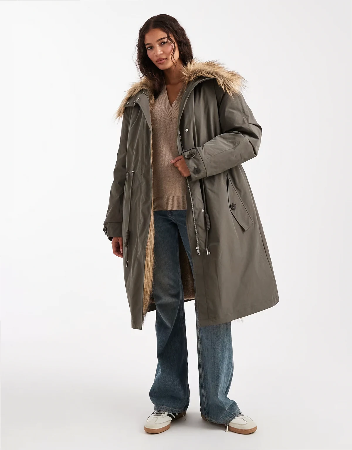 – Parka oversize w kolorze khaki wykończona sztucznym futrem