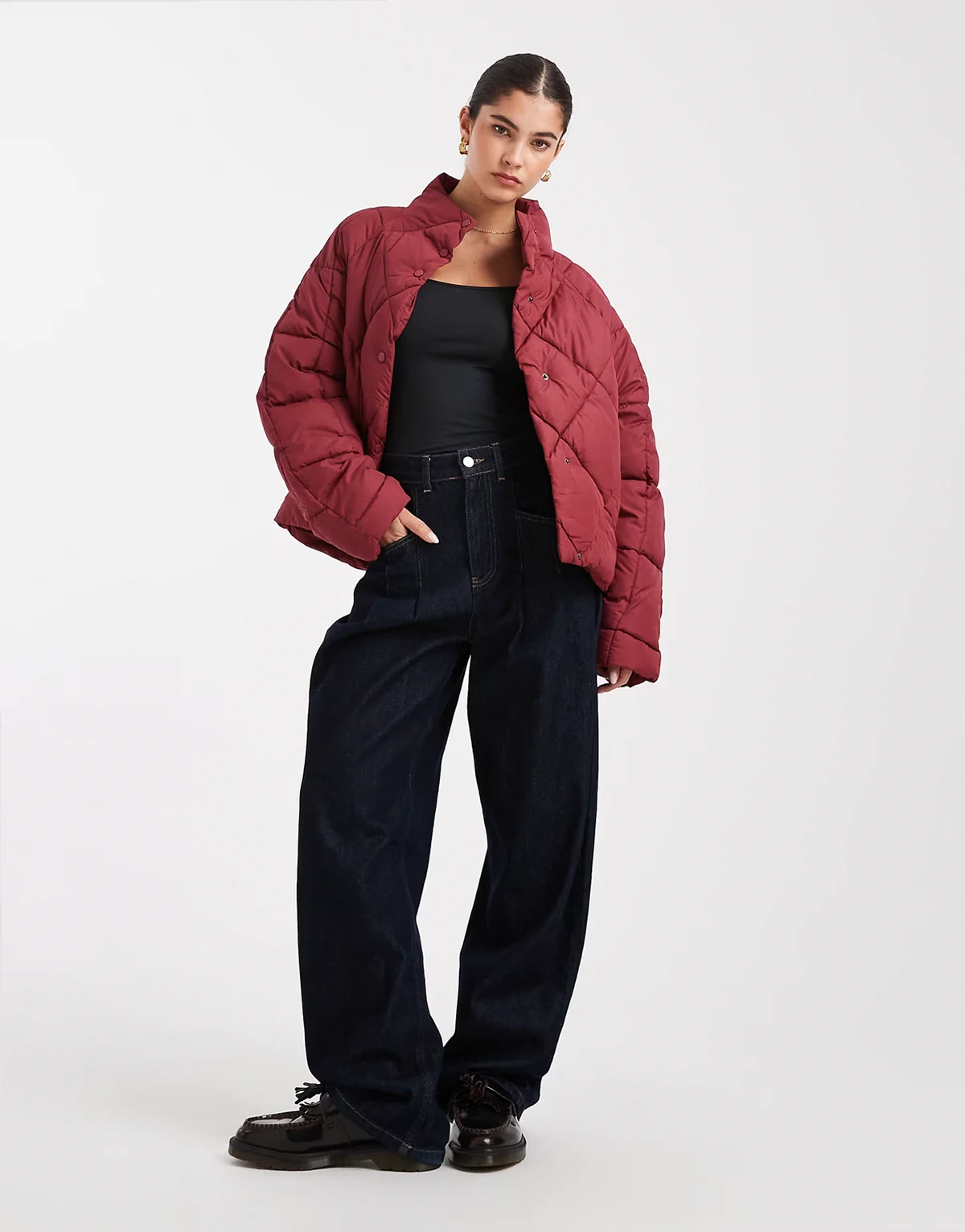 – Kurze Oversize-Steppjacke in Kirschrot mit hohem Kragen