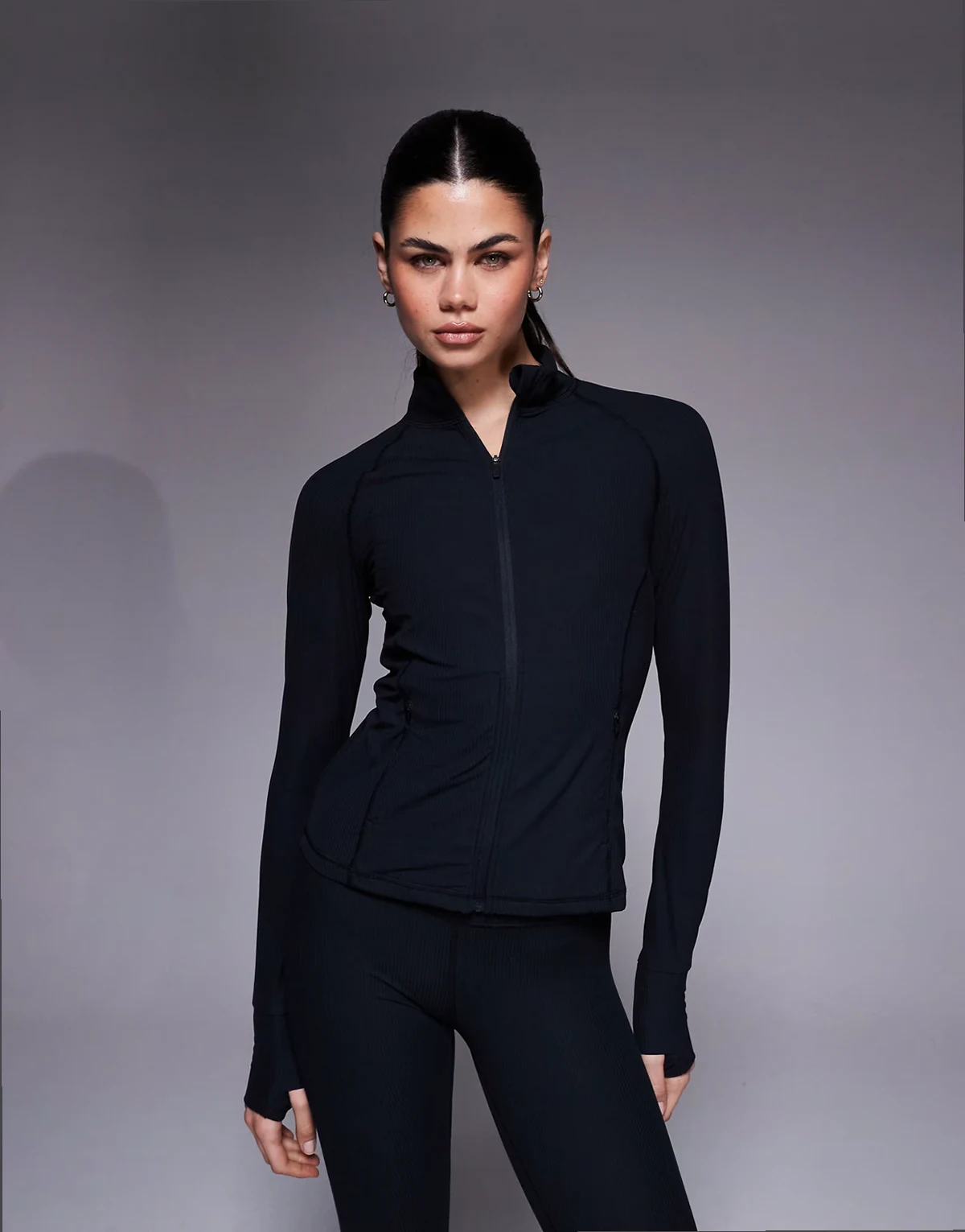 – Langärmlige, weiche und formende Reißverschlussjacke in Schwarz mit Rippmuster