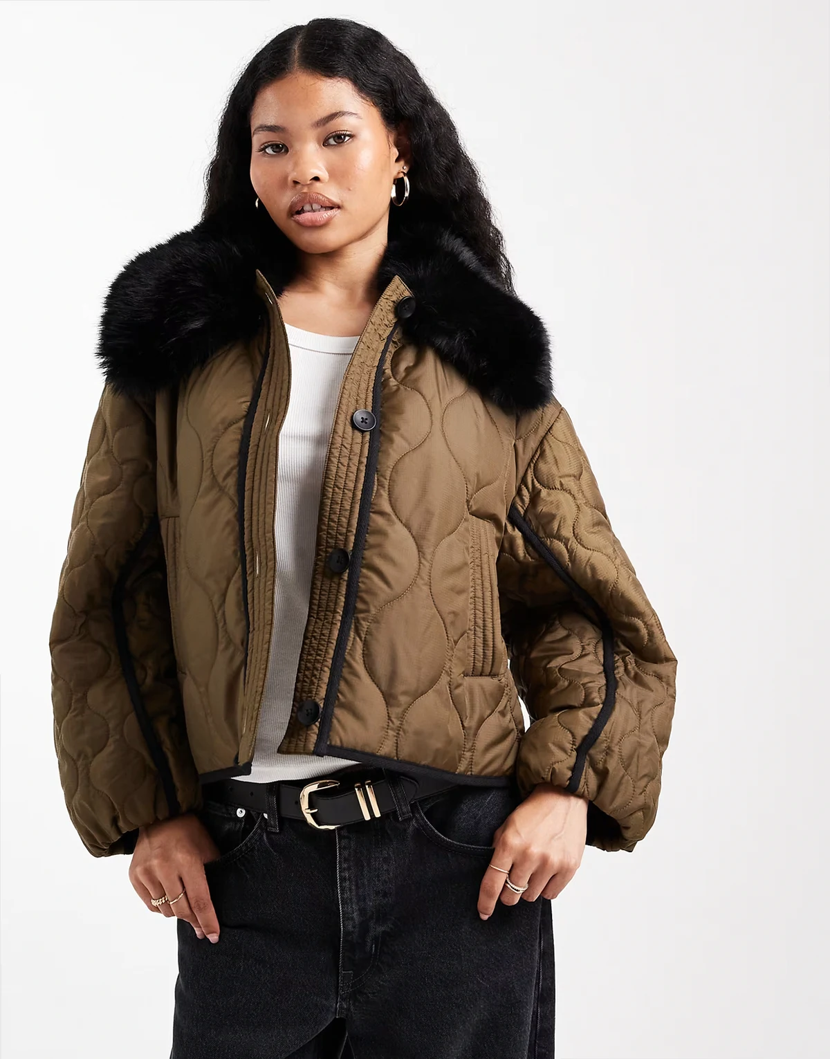 ASOS DESIGN Petite – Pikowana kurtka hybrydowa w kolorze khaki z kołnierzykiem ze sztucznego kożuszka