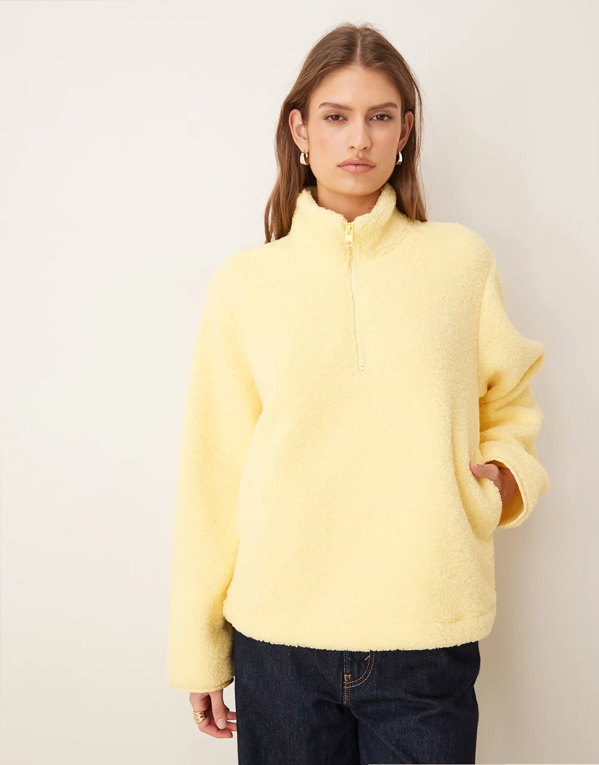 – Jasnożółta kurtka ze sztucznego kożuszka z zapięciem na zamek pod szyją