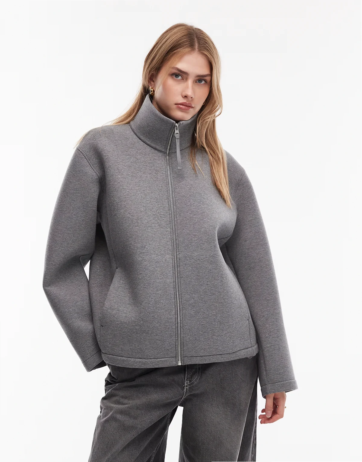 – Hochgeschlossene Jacke aus neoprenartigem Stoff in Grau mit Reißverschluss
