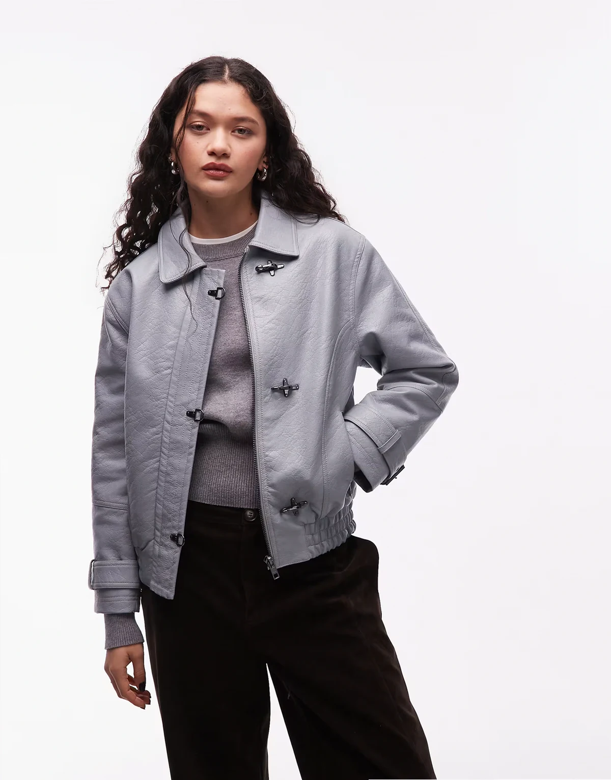 – PU-Jacke in Pastellblau mit Kragendetail und Metallverzierung