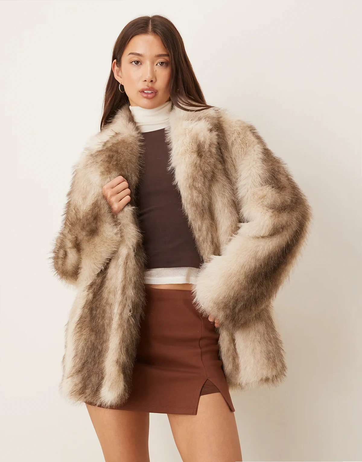 – Cremefarbene Jacke aus Kunstpelz