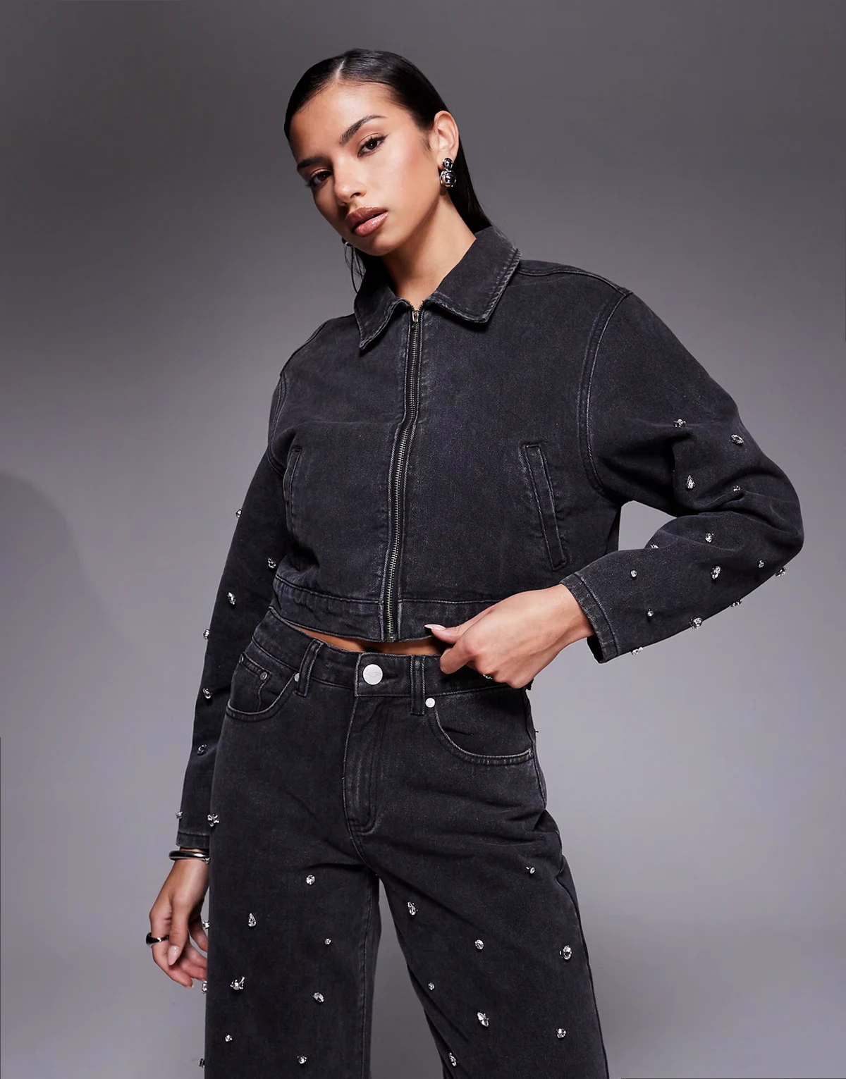 – Czarna zdobiona kurtka jeansowa o pudełkowym kroju, część zestawu