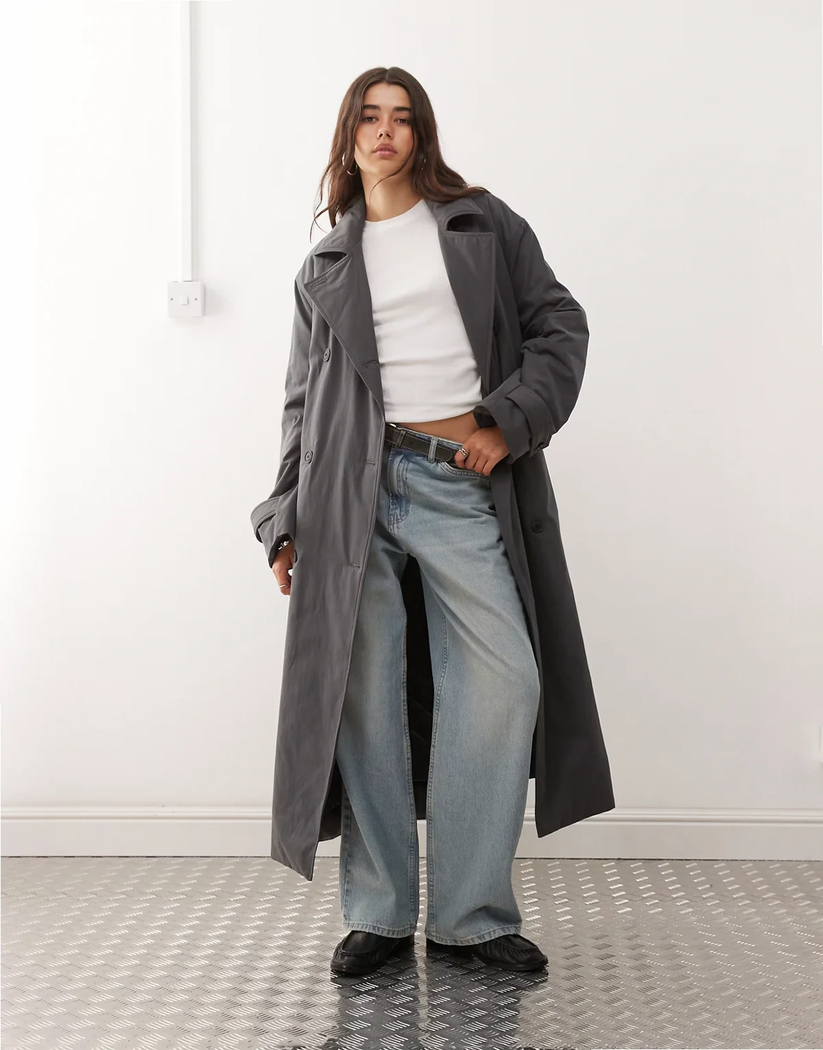 – Wattierter Oversize-Trenchcoat in Dunkelgrau