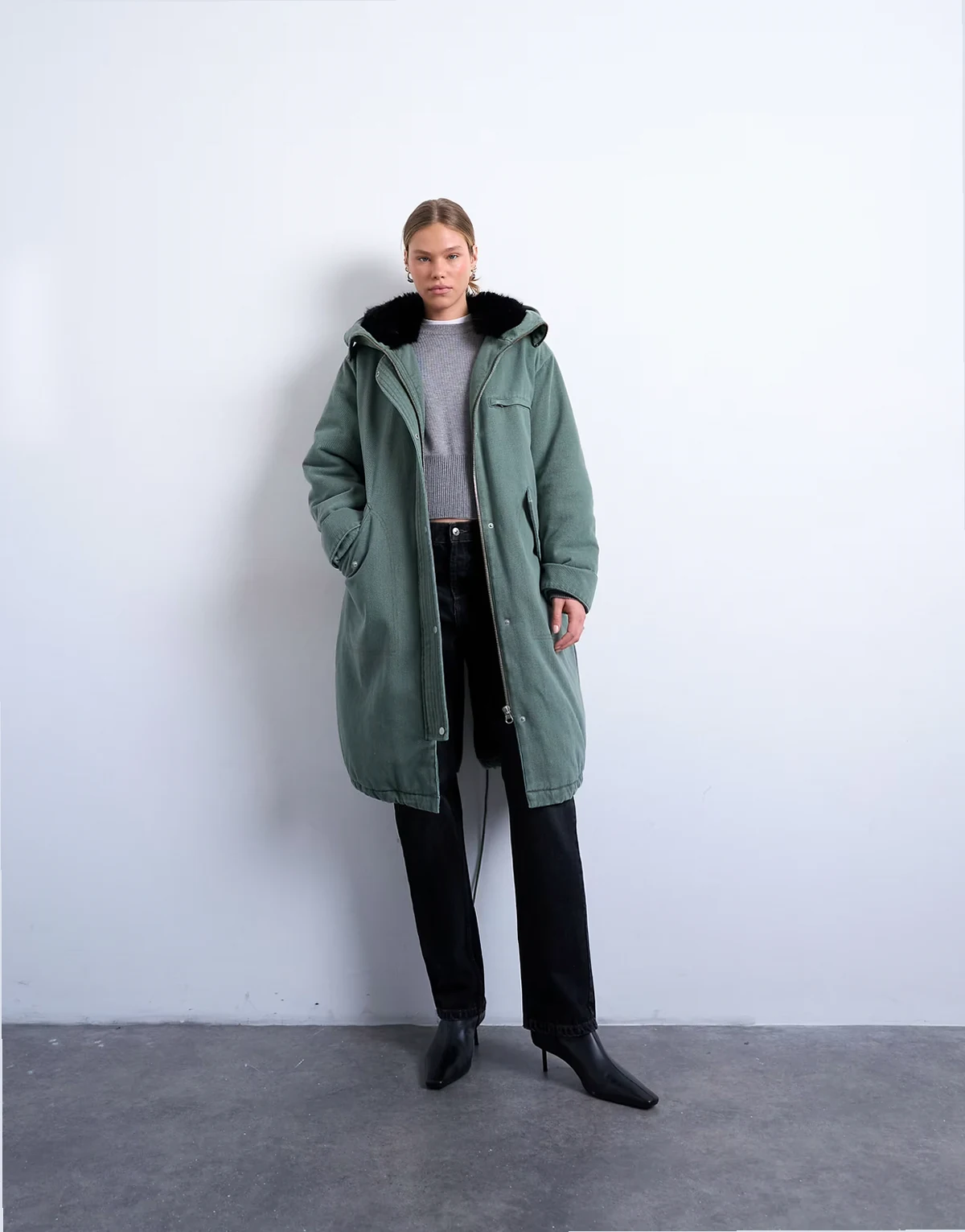– Premium – Parka oversize w kolorze khaki z kapturem z futrem