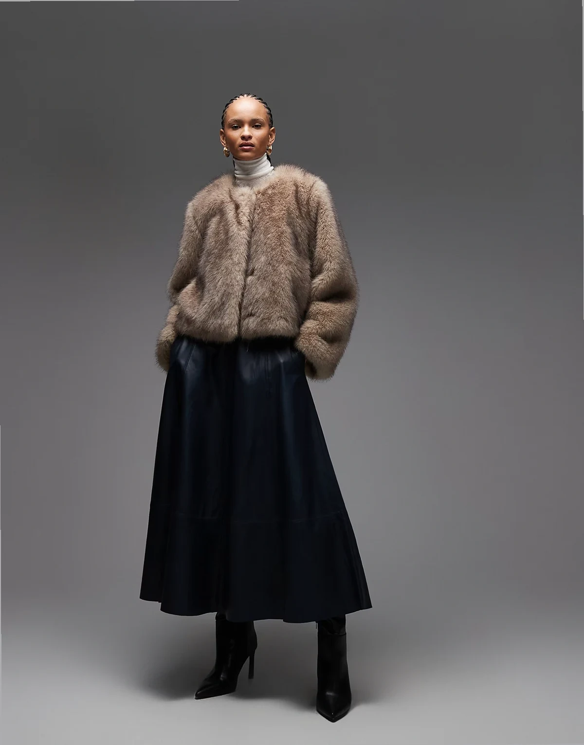 – Cropped-Fit-Jacke aus Kunstpelz in Beige