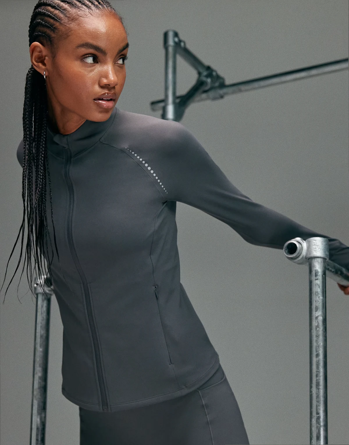 – Premium – Reflektierende Laufjacke in Turbulenzgrau mit umgeschlagenen Bündchen, Reißverschluss und Handytasche mit Reißverschluss