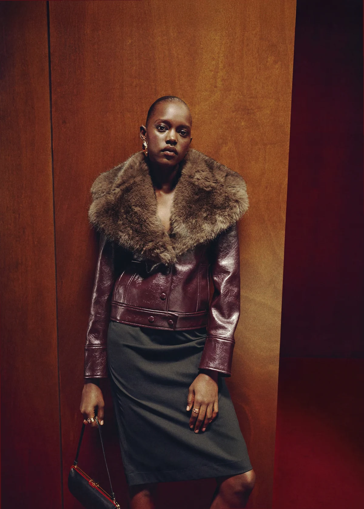 – Kurze Jacke aus Kunstleder in Burgunderrot mit Kunstpelzkragen