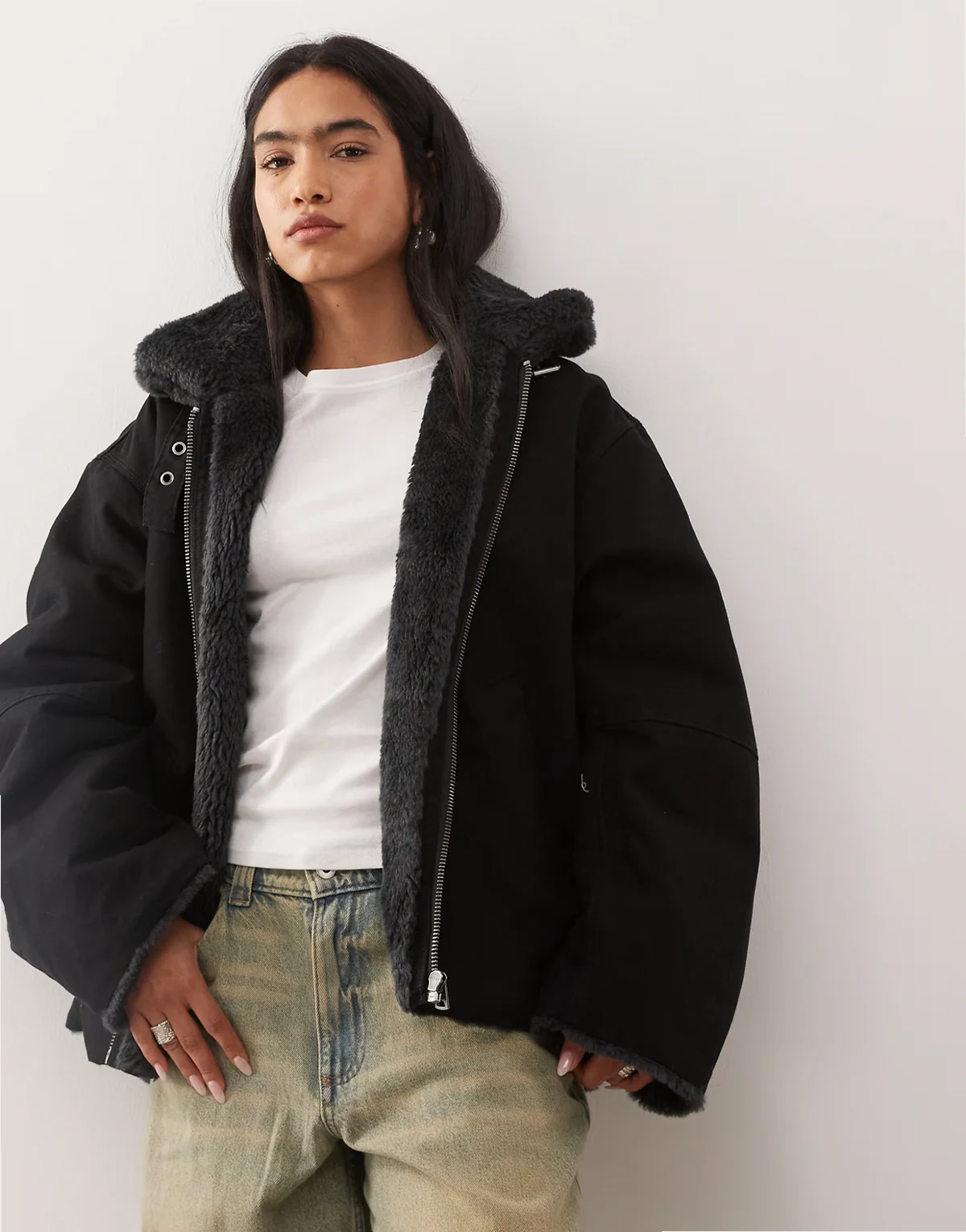 – Jacke aus Canvas in verwaschenem Schwarz mit Kunstpelzkragen
