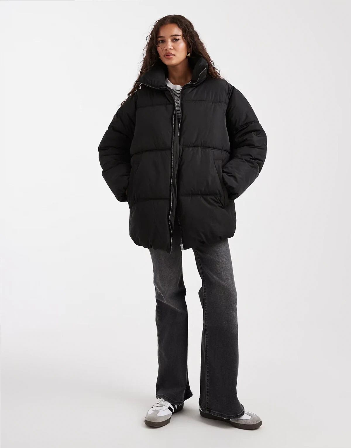 – Czarna średniej długości kurtka ocieplana