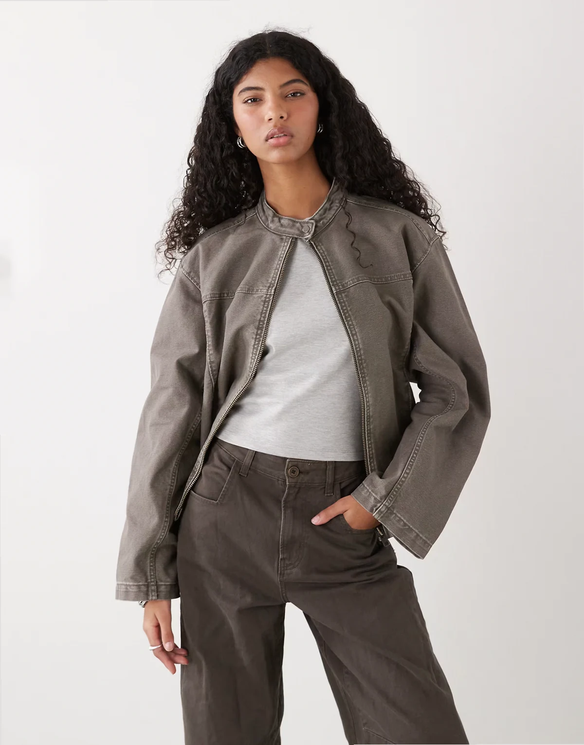– Jacke aus Canvas in verwaschenem Khaki mit durchgehendem Reißverschluss