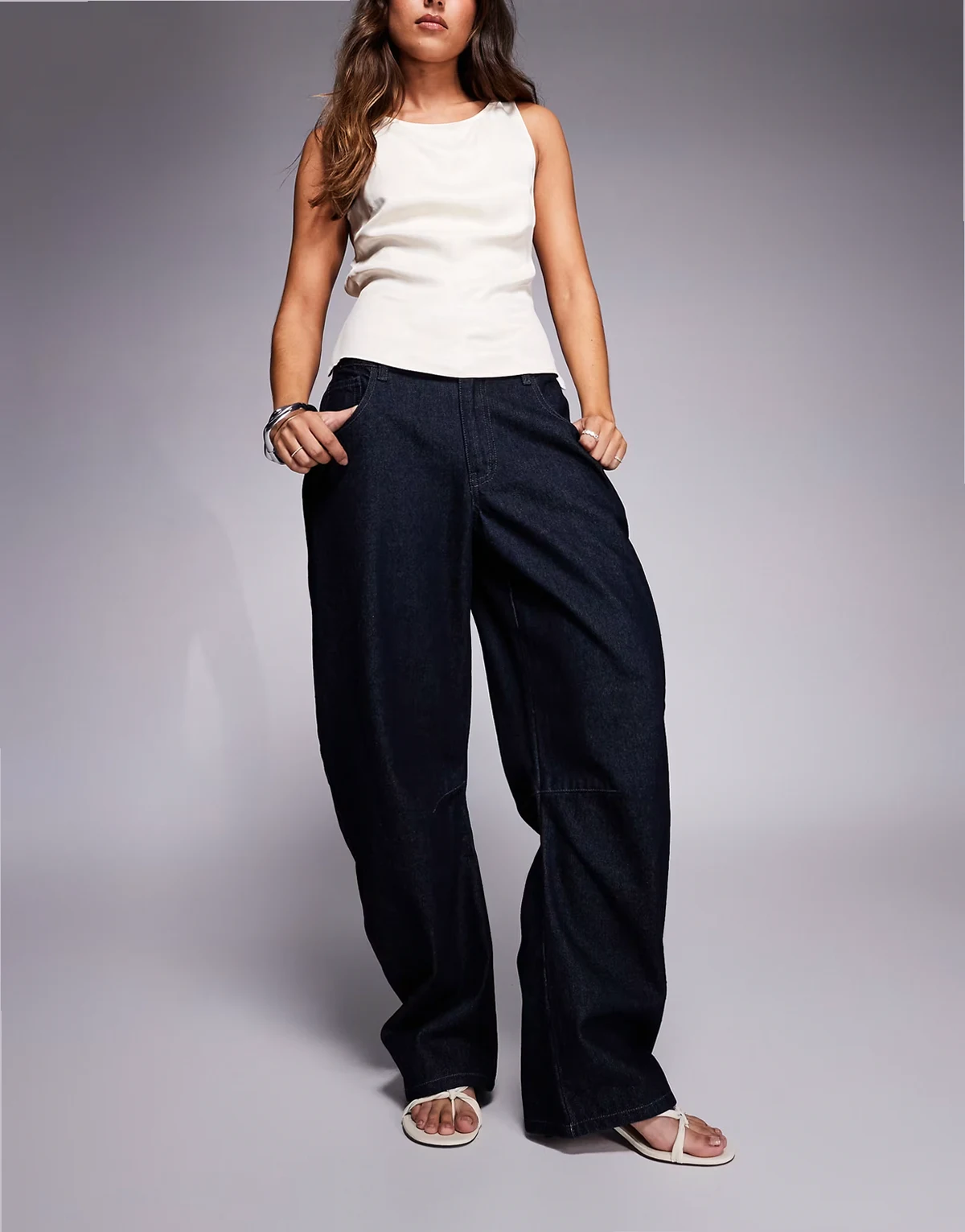 Exclusive – Granatowe jeansy barrel z wysoką zawartością bawełny