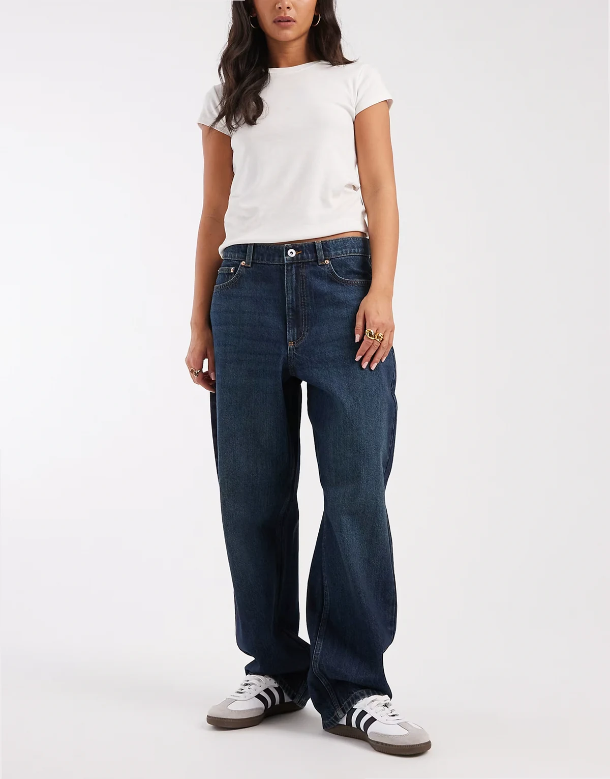 – Antifit – Jeans in Tiefblau mit mittelhohem Bund