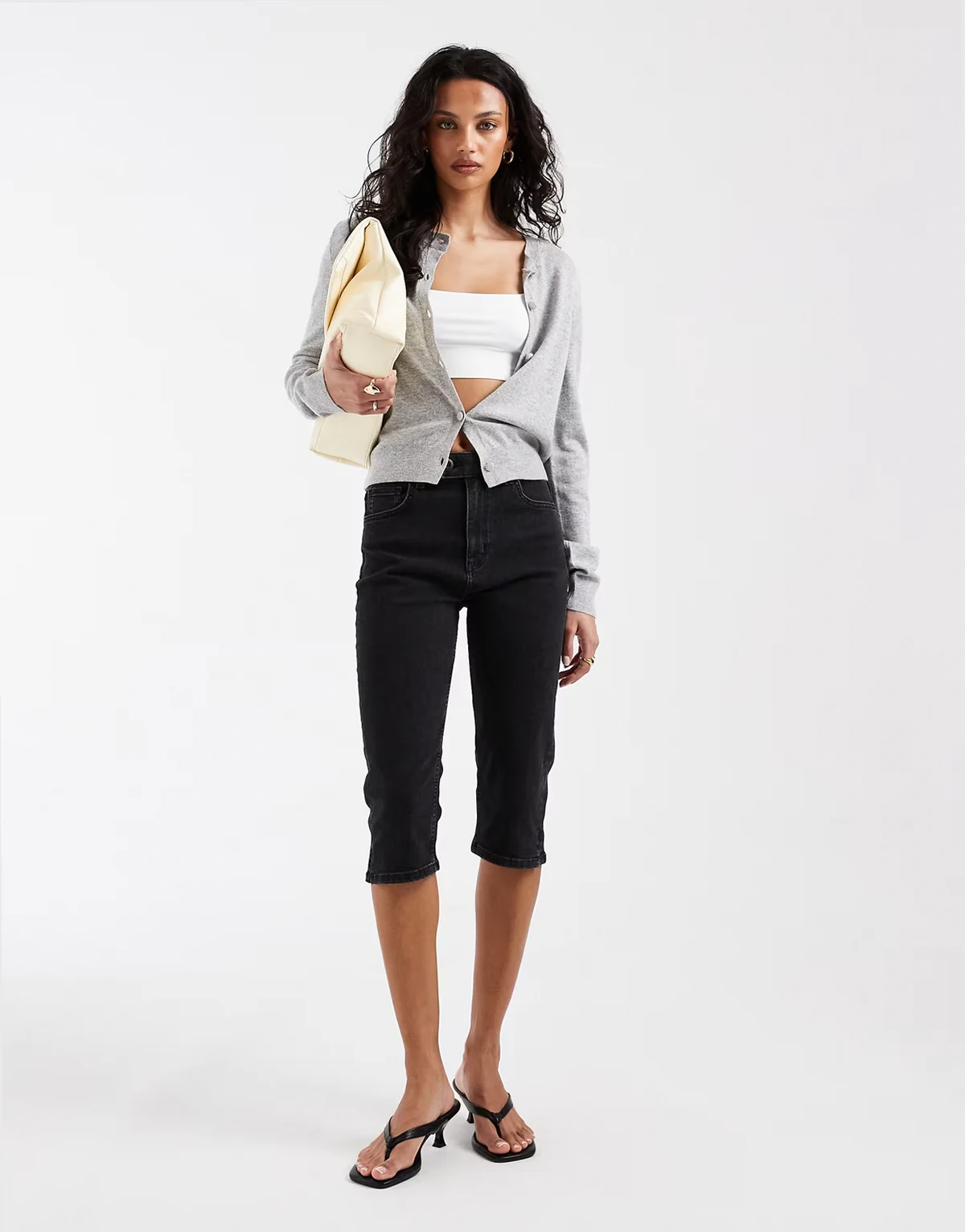 – Czarne jeansy capri z kieszeniami z przodu