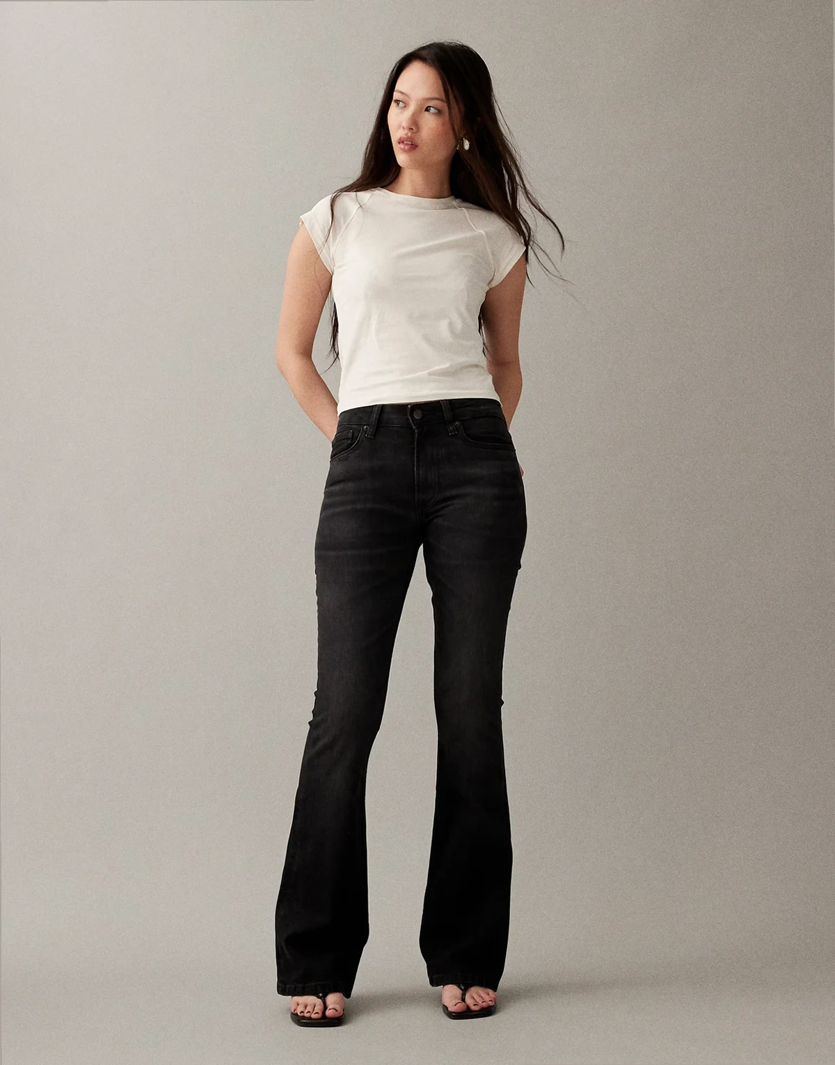 – Czarne jeansy bootcut z rozszerzanymi nogawkami
