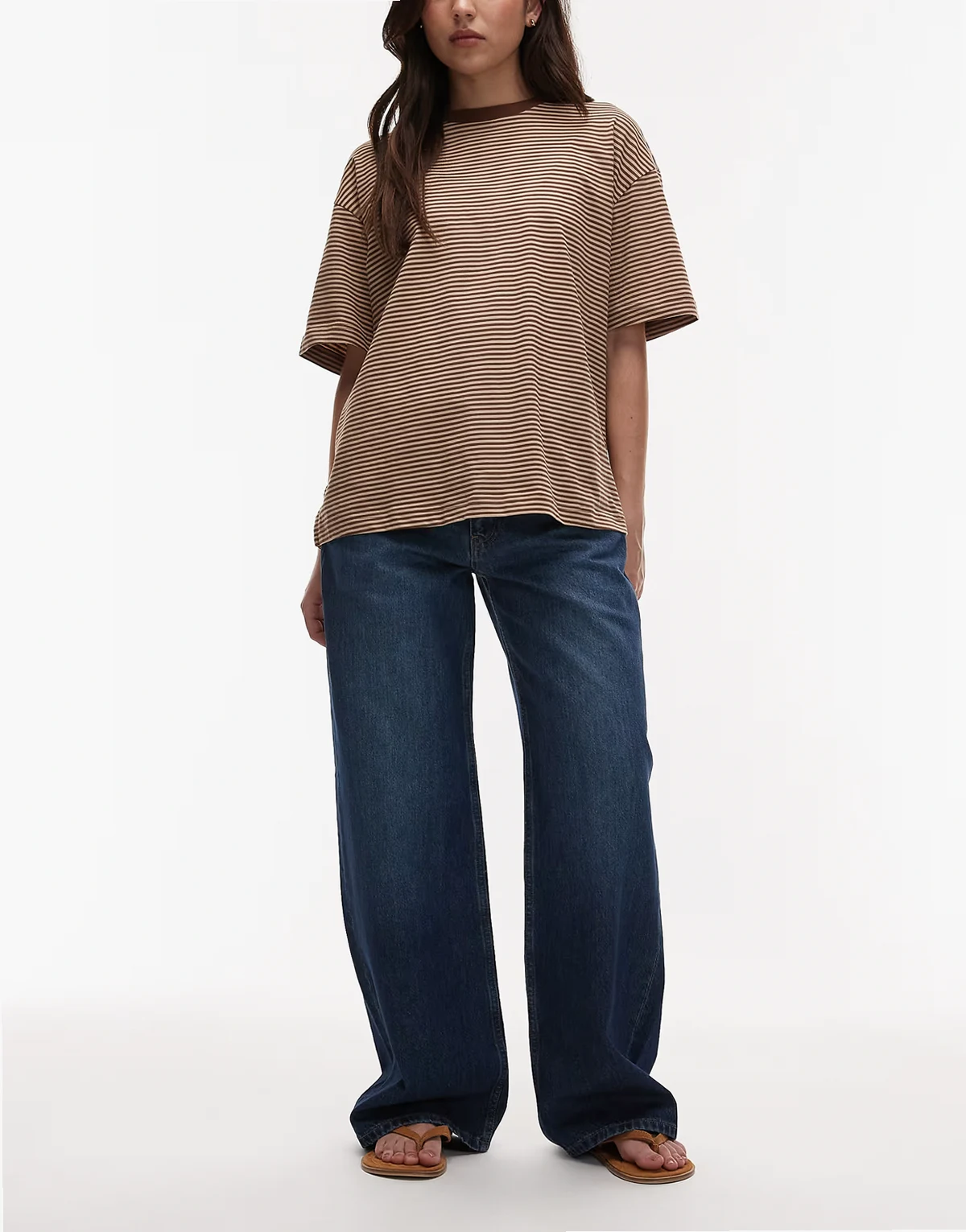 – Ciemnoniebieskie jeansy z szerokimi nogawkami i niskim stanem w stylu vintage