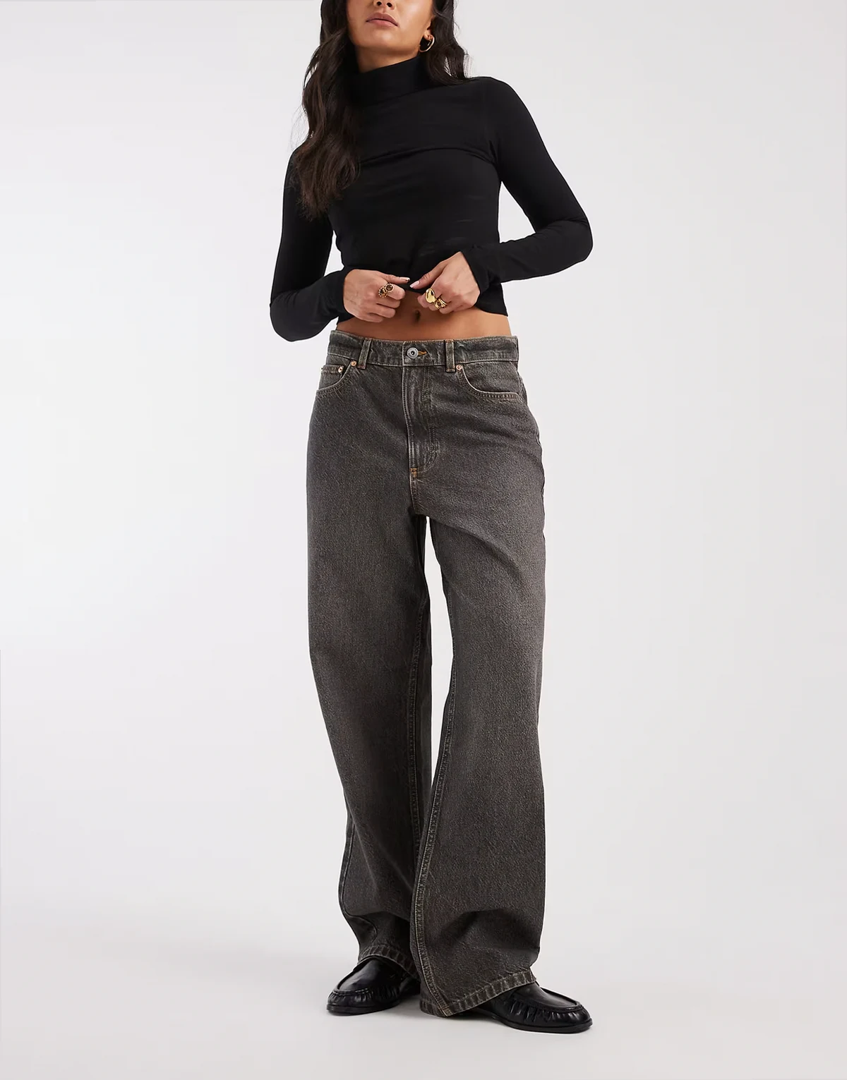 – Antifit-Jeans in verwaschenem Braun mit mittelhohem Bund