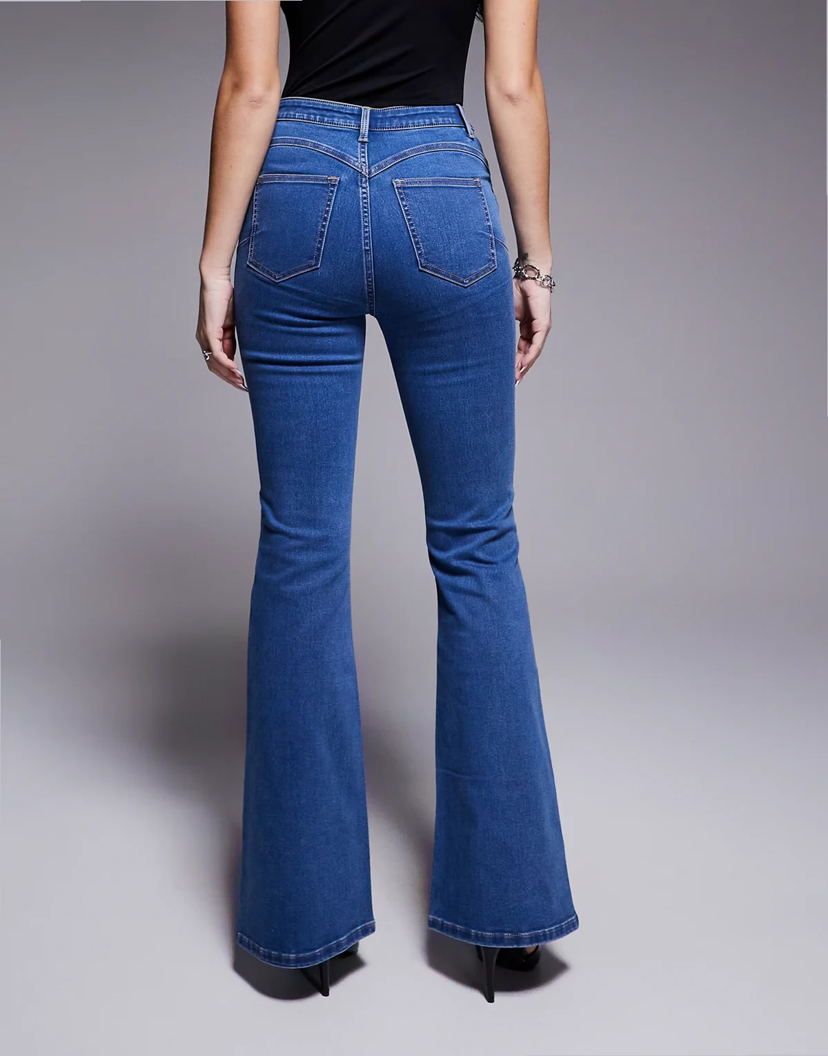 Hourglass – Modelujące ciemnoniebieskie jeansy z rozszerzanymi nogawkami i power stretchem