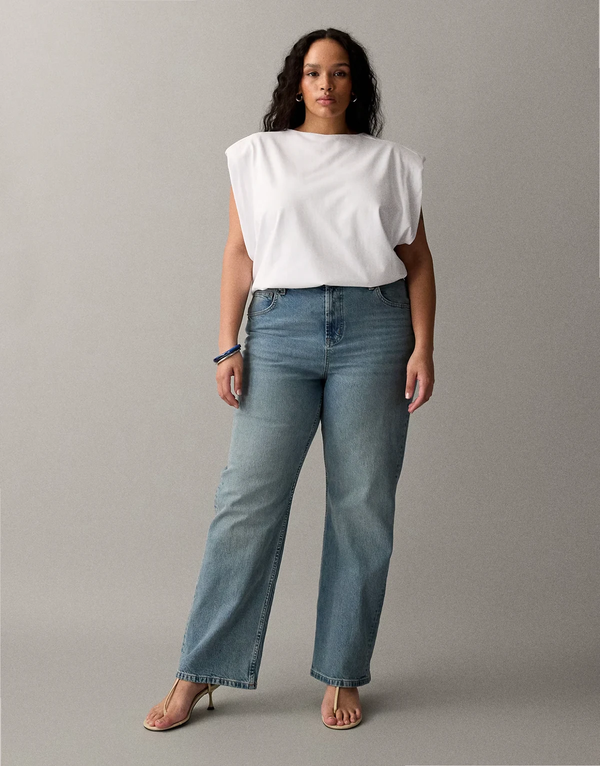 ASOS DESIGN Curve – Niebieskie jeansy z prostymi nogawkami, comfort stretchem i efektem vintage