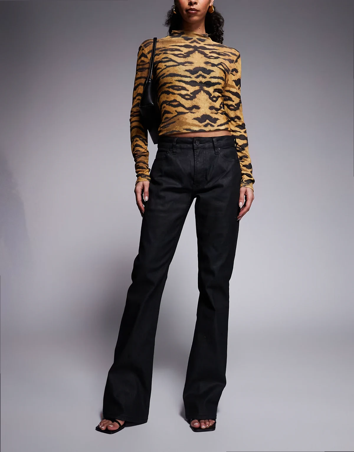 – Bootcut-Jeans in Schwarz mit Beschichtung