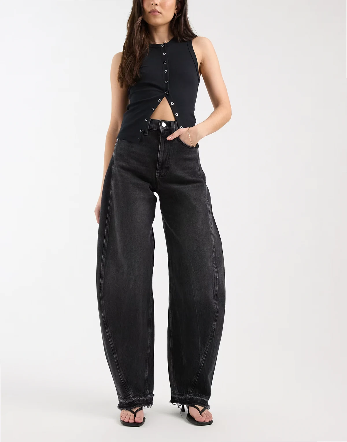 – Ella – Barrel-Jeans in Schwarz mit mittelhohem Bund