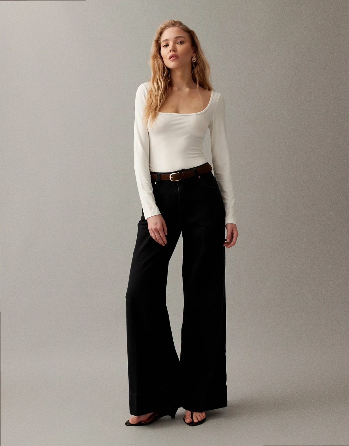 – Jeans in Schwarz mit weitem Bein, Gürtel und Bügelfalte vorne