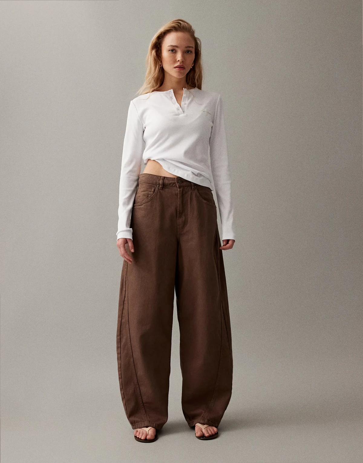 – Barrel-Leg-Jeans in verwaschenem Braun mit Einsätzen und Raffung