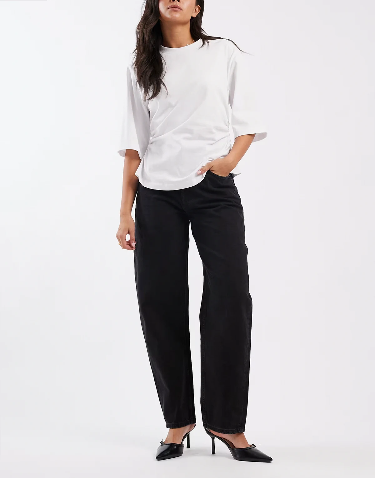 – Czarne dopasowane jeansy barrel