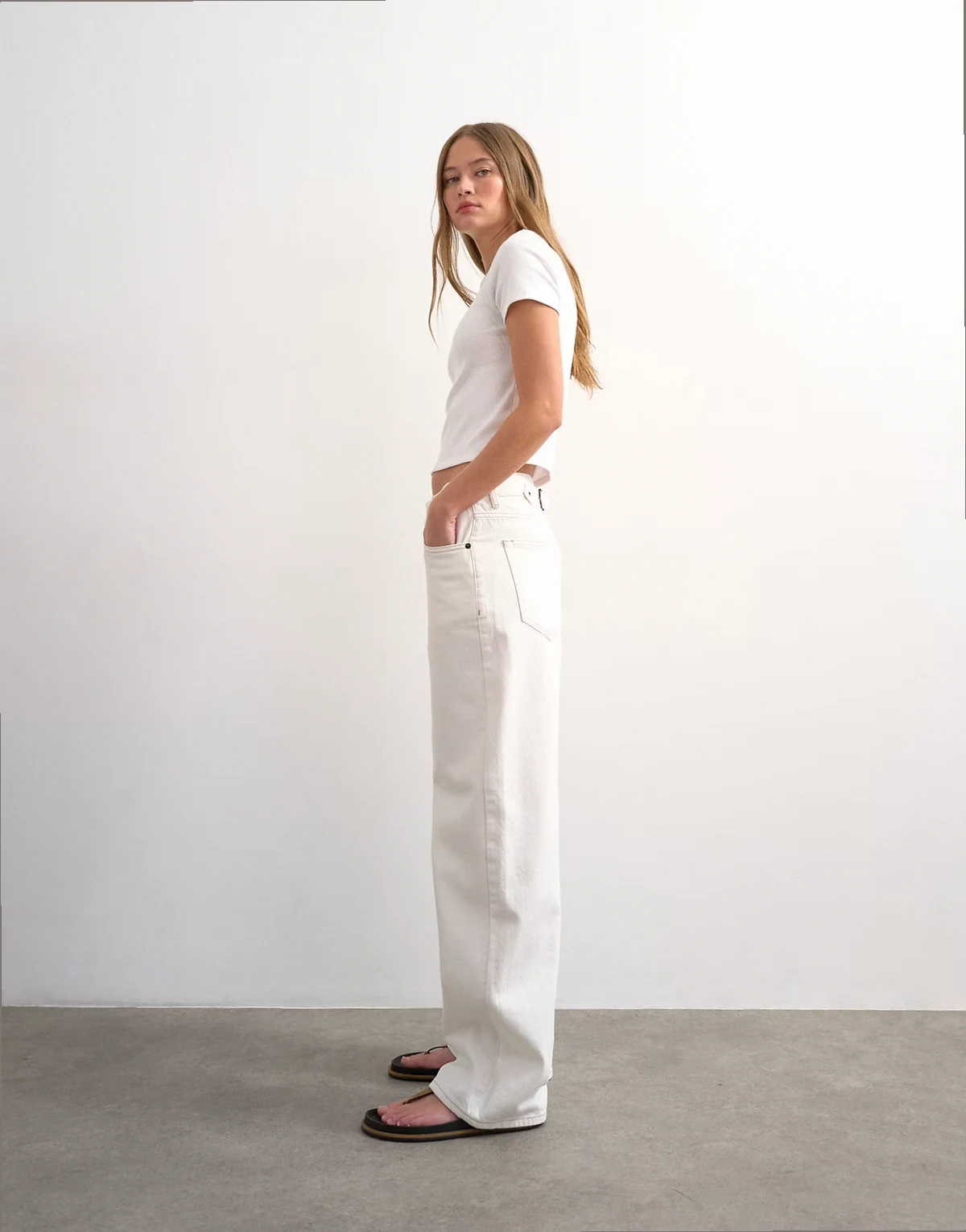 – Jeans in Knochenweiß mit lockerer Passform, niedrigem Bund und Schnallenriemen