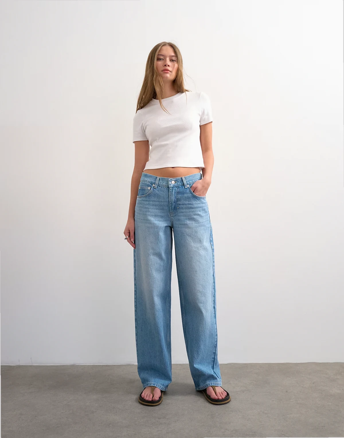 – Weite Jeans in Bleach-Waschung mit niedrigem Bund und Schnallenriemen