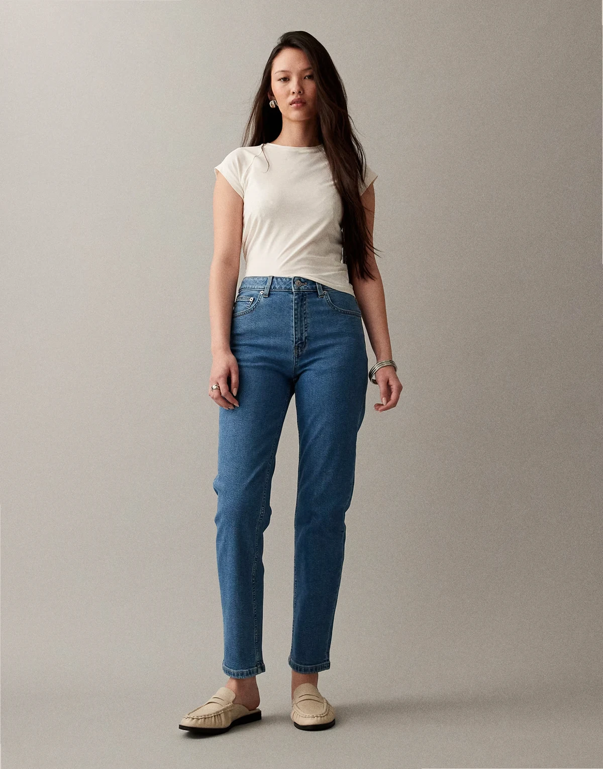 – Schmal geschnittene, bequeme Mom-Jeans in reinem Blau