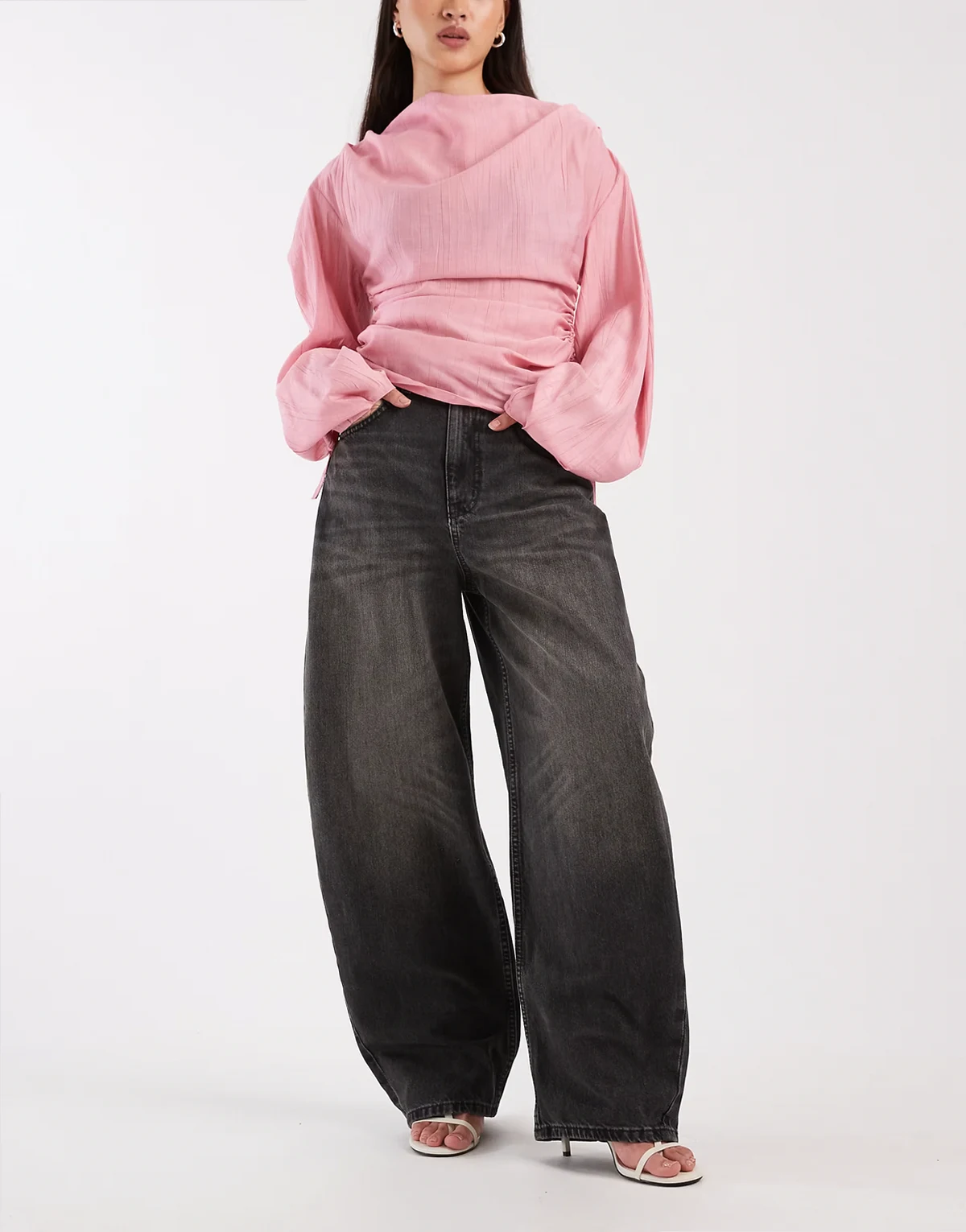 – Jeans in verwaschenem Anthrazit mit weitem, abgerundetem Bein und hohem Bund