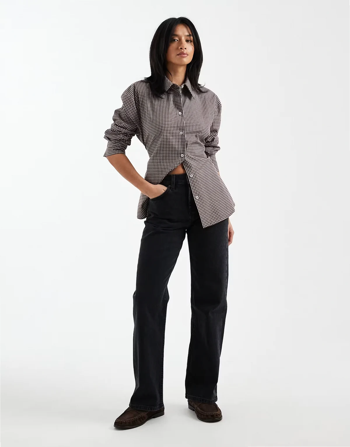 ASOS DESIGN Petite – Bequeme Jeans mit geradem Schnitt und Stretchanteil in Schwarz