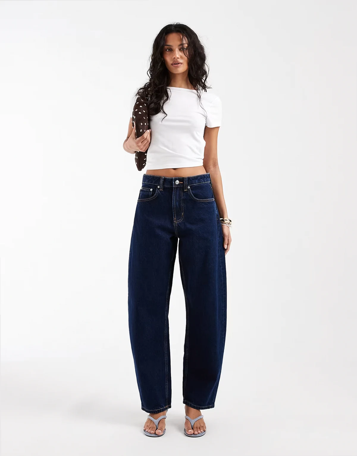 – Schmale Barrel Leg Jeans in kräftiger Rinse-Waschung